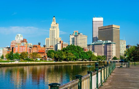 Téléchargez les photos : Skyline du centre-ville de Providence sur la rivière Providence dans le Rhode Island, États-Unis - en image libre de droit