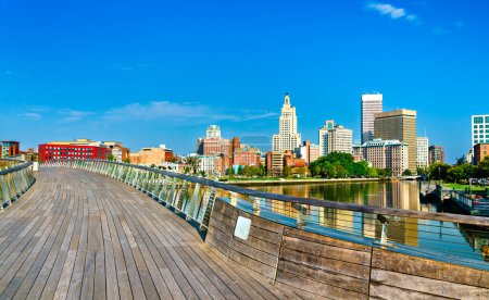 Téléchargez les photos : Skyline du centre-ville de Providence sur la rivière Providence dans le Rhode Island, États-Unis - en image libre de droit