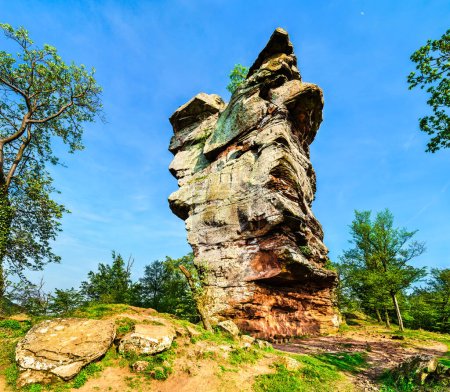 Téléchargez les photos : Rocher de grès dans la forêt palatinale. Réserve de biosphère de Palatinat Forest-North Vosges, Allemagne - en image libre de droit