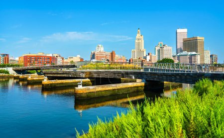 Téléchargez les photos : Passerelle avec skyline du centre-ville de Providence sur la rivière Providence dans le Rhode Island, États-Unis - en image libre de droit