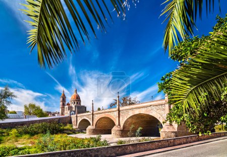 Téléchargez les photos : Ancien pont colonial et paroisse de la Lumière à Lagos de Moreno. Patrimoine mondial de l'UNESCO à Jalisco, Mexique - en image libre de droit