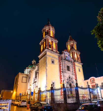 Téléchargez les photos : Eglise de la Congrégation de Notre-Dame de Guadeloupe à Santiago de Queretaro, Mexique, la nuit - en image libre de droit