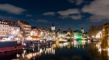 Téléchargez les photos : Strasbourg au bord de l'Ill la nuit en Alsace, France - en image libre de droit