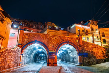 Téléchargez les photos : Tunnels sous la ville de Guanajuato au Mexique la nuit - en image libre de droit