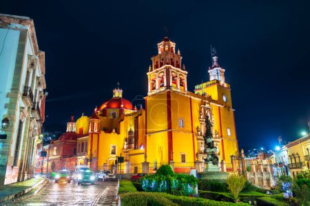 Téléchargez les photos : Basilique collégiale de Notre-Dame de Guanajuato au Mexique la nuit - en image libre de droit