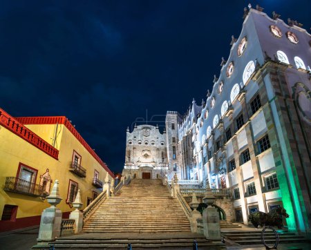 Téléchargez les photos : Université de Guanajuato dans le centre historique la nuit. Patrimoine mondial de l'UNESCO au Mexique - en image libre de droit