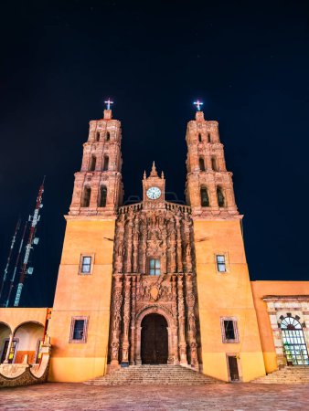 Téléchargez les photos : Paroisse de Notre-Dame des Douleurs à Dolores Hidalgo, Guanajuato, Mexique la nuit - en image libre de droit