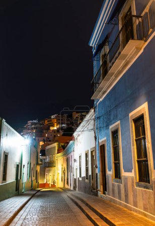 Téléchargez les photos : Rue de Guanajuato la nuit, patrimoine mondial de l'UNESCO au Mexique - en image libre de droit