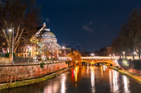 Téléchargez les photos : Vieille ville de Strasbourg au-dessus d'un canal la nuit. Patrimoine mondial de l'UNESCO en Alsace, France - en image libre de droit