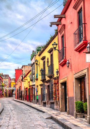Foto de Hermosa calle con casas tradicionales en San Miguel de Allende en Guanajuato, México - Imagen libre de derechos