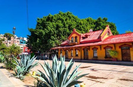 Téléchargez les photos : Ancienne gare abandonnée de Guanajuato avec une usine d'agave au Mexique - en image libre de droit