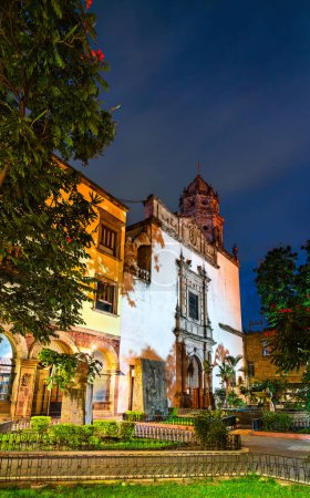 Téléchargez les photos : Temple San Agustin à Guadalajara la nuit - Jalisco, Mexique - en image libre de droit