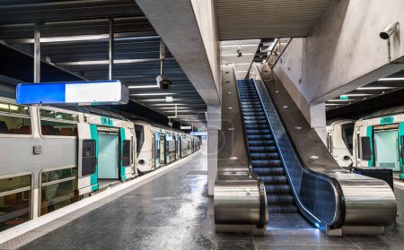 Téléchargez les photos : Station de métro RER Saint-Germain-en-Laye près de Paris en Ile de France - en image libre de droit