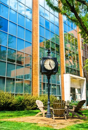Foto de Reloj en el Campus de la Universidad Drexel en Filadelfia - Pensilvania, Estados Unidos - Imagen libre de derechos