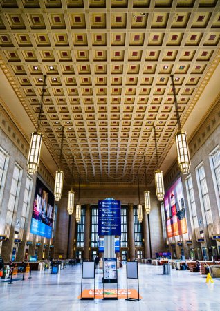 Foto de Filadelfia, Pensilvania - 6 de septiembre de 2023: Interior de 30th Street Station, un edificio histórico y una importante estación de tránsito intermodal en Estados Unidos - Imagen libre de derechos