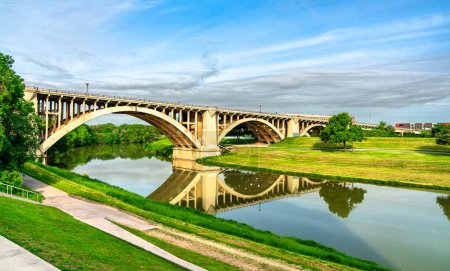 Viaducto Paddock cruzando el río Trinity en Fort Worth - Texas, Estados Unidos
