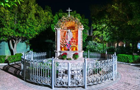 Estatua de Nuestra Señora de Guadalupe en Aguascalientes, México por la noche