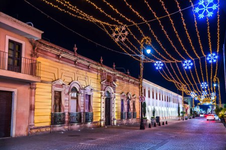 Centro de Aguascalientes, México con decoraciones navideñas por la noche
