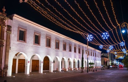 Centro de Aguascalientes, México con decoraciones navideñas por la noche