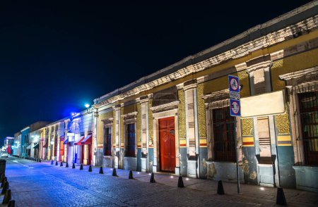 Arquitectura del casco antiguo de Aguascalientes, México por la noche