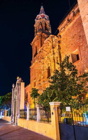 Tempel Unserer Lieben Frau vom Rosenkranz oder Tempel La Merced in Aguascalientes, Mexiko bei Nacht