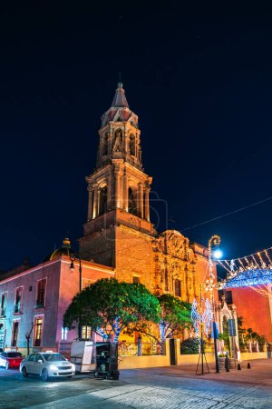Tempel Unserer Lieben Frau vom Rosenkranz oder Tempel La Merced in Aguascalientes, Mexiko bei Nacht