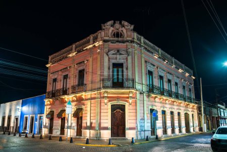 Arquitectura del casco antiguo de Aguascalientes, México por la noche