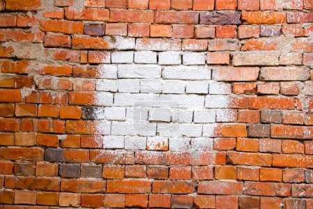 Foto de Antigua pared en ruinas de ladrillos rojos dañados manchados con un encalado, espacio en blanco para anotar. - Imagen libre de derechos