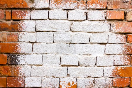 Téléchargez les photos : Vieux mur délabré de briques rouges endommagées tachées d'un lavis blanc, espace vide pour la note. - en image libre de droit