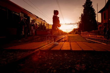 Téléchargez les photos : Smederevska Palanka, Serbie - Mai 4, 2021 : Silhouette, ombres de personnes, passagers, navetteurs descendent du train en affaires, mode de vie occupé transport. - en image libre de droit