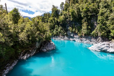 Die Hokitika-Schlucht ist ein wichtiges Touristenziel etwa 33 Kilometer von Hokitika in Neuseeland entfernt. Die türkisfarbene Farbe ist auf das Gletschermehl im Wasser zurückzuführen. Der Schlamm ist so fein, dass er im Wasser schwebt.