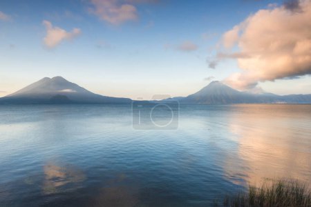 Foto de Volcanes en el lago Atitlán en Guatemala al amanecer - Imagen libre de derechos