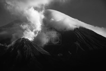 Foto de Vista en blanco y negro de los volcanes Santiaguito y Santa María - Imagen libre de derechos
