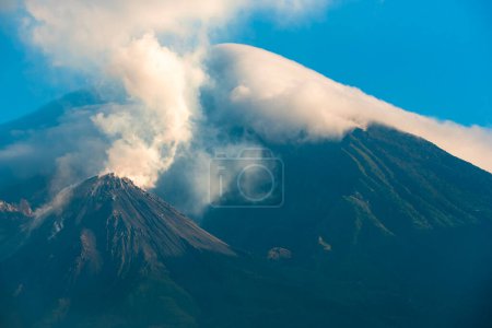 Foto de Los volcanes Santiaguito y Santa María cubiertos de nubes - Imagen libre de derechos