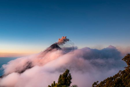 Foto de Nubes y cenizas en la cima del volcán Fuego - Imagen libre de derechos