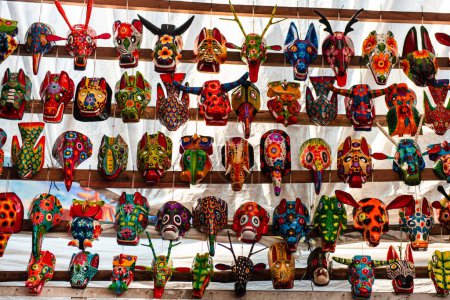 Foto de Handcraft guatemaltese ceremonial masks - Imagen libre de derechos