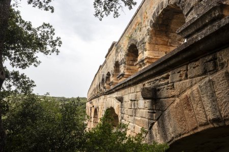 Foto de Vista lateral del acueducto llamado pont du Gard - Imagen libre de derechos