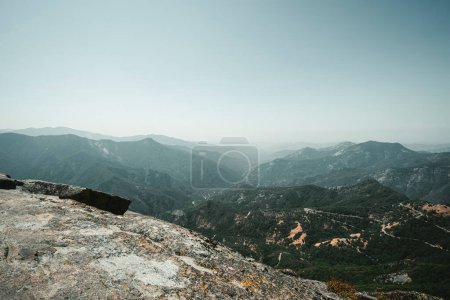 Vue du parc national Sequoia depuis le rocher Moro