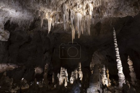 Eine Tropfsteinformation namens Kronleuchter in den Karlsbader Höhlen