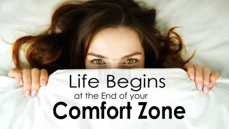 La vida comienza al final de tu Zona de Confort. La cara de una mujer bajo una manta. Concepto. El deseo de esconderse del miedo mientras permanece inactivo. Motivación