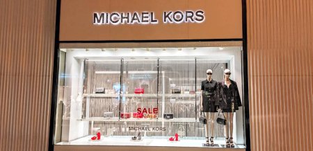 Foto de Austria, Viena - 7 de enero de 2023: Michael Kors - tienda de ropa y accesorios. Boutique de moda de famoso diseñador americano. Maniquíes, bolsos y zapatos en escaparate - Imagen libre de derechos