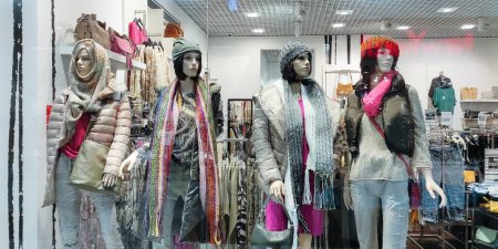 Foto de Polonia, Bydgoszcz - 29 de septiembre de 2022: Tienda de moda VENEZIA. Maniquíes femeninos demuestran ropa de invierno con estilo. Hermosas muñecas en el escaparate - Imagen libre de derechos