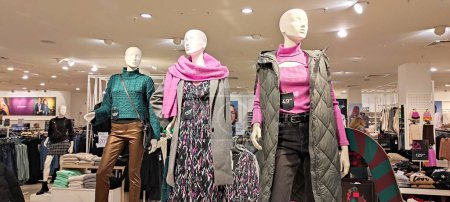 Foto de Poland, Bydgoszcz - 24 de noviembre de 2022: Clothing store CA. Maniquíes femeninos en otoño invierno estilo casual. Maniquíes de mujer - Imagen libre de derechos