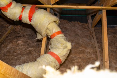 Foto de Tubos de ventilación del sistema de alcantarillado y habitaciones, conectados con baldosas de ventilación, aislados con lana mineral. - Imagen libre de derechos