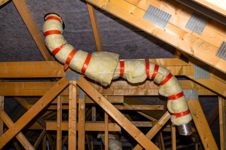Foto de Tubos de ventilación del sistema de alcantarillado y habitaciones, conectados con baldosas de ventilación, aislados con lana mineral. - Imagen libre de derechos