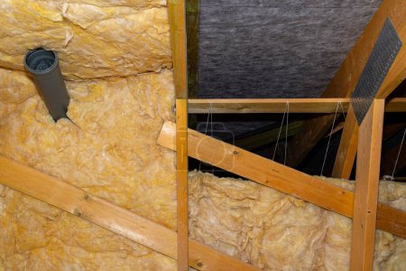 Foto de Los extremos de los tubos de plástico conectados a la chimenea de la teja, la ventilación del sistema de alcantarillado y habitaciones
. - Imagen libre de derechos