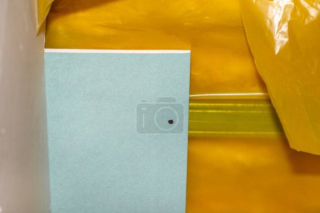 Foto de Placas de yeso verde montado en un marco de loft de aluminio, lámina de barrera de vapor amarillo visible. - Imagen libre de derechos