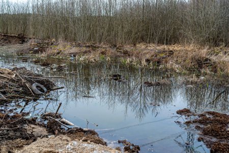 Ausgegrabene Sümpfe mit hohem Grundwasser, sichtbarem Müll und Torf.
