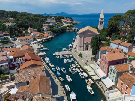 Foto de Veli Losinj ciudad en Croacia desde arriba - Imagen libre de derechos