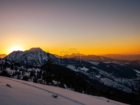 Foto de Puesta de sol sobre las montañas Tatra entre Polonia y Eslovaquia - Imagen libre de derechos
